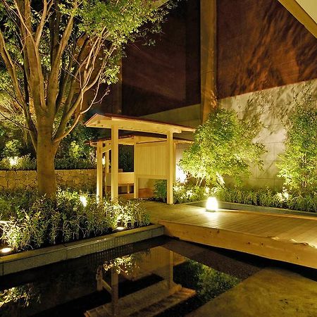 Hakone Tokinoshizuku Hotel Luaran gambar A Japanese garden at night