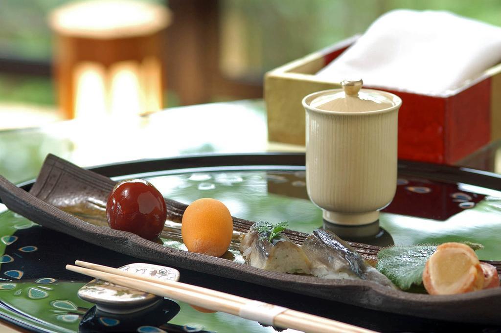 Hakone Tokinoshizuku Hotel Luaran gambar A sushi boat
