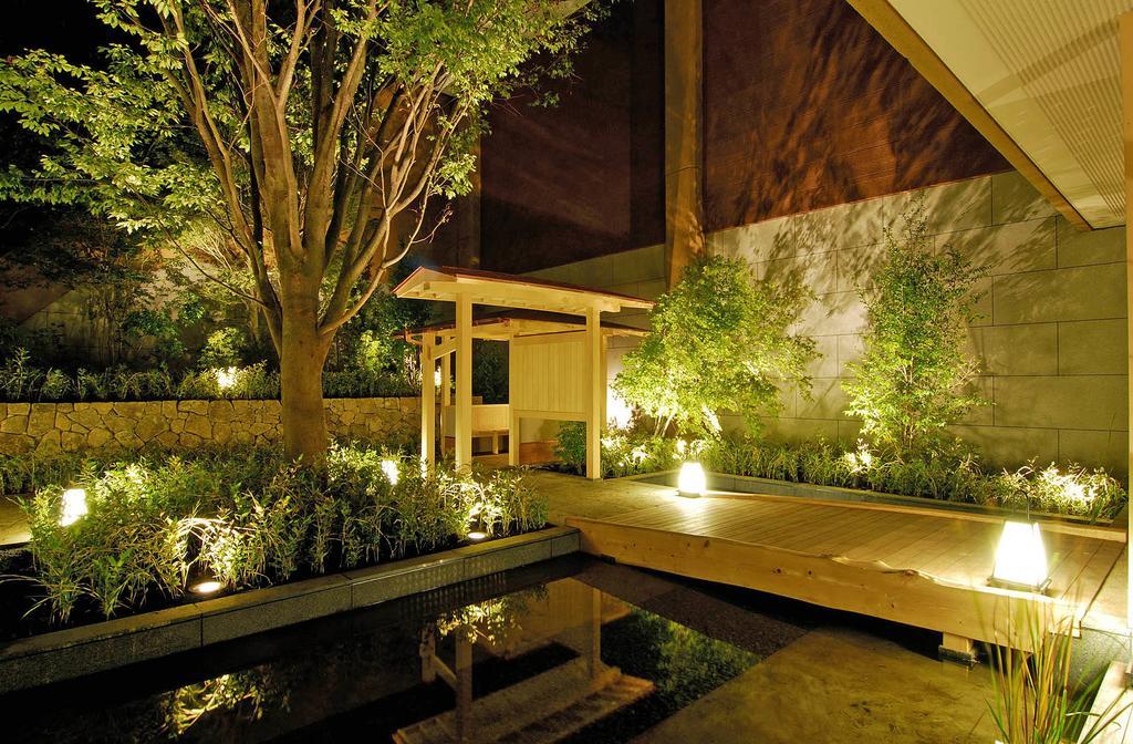 Hakone Tokinoshizuku Hotel Luaran gambar A Japanese garden at night