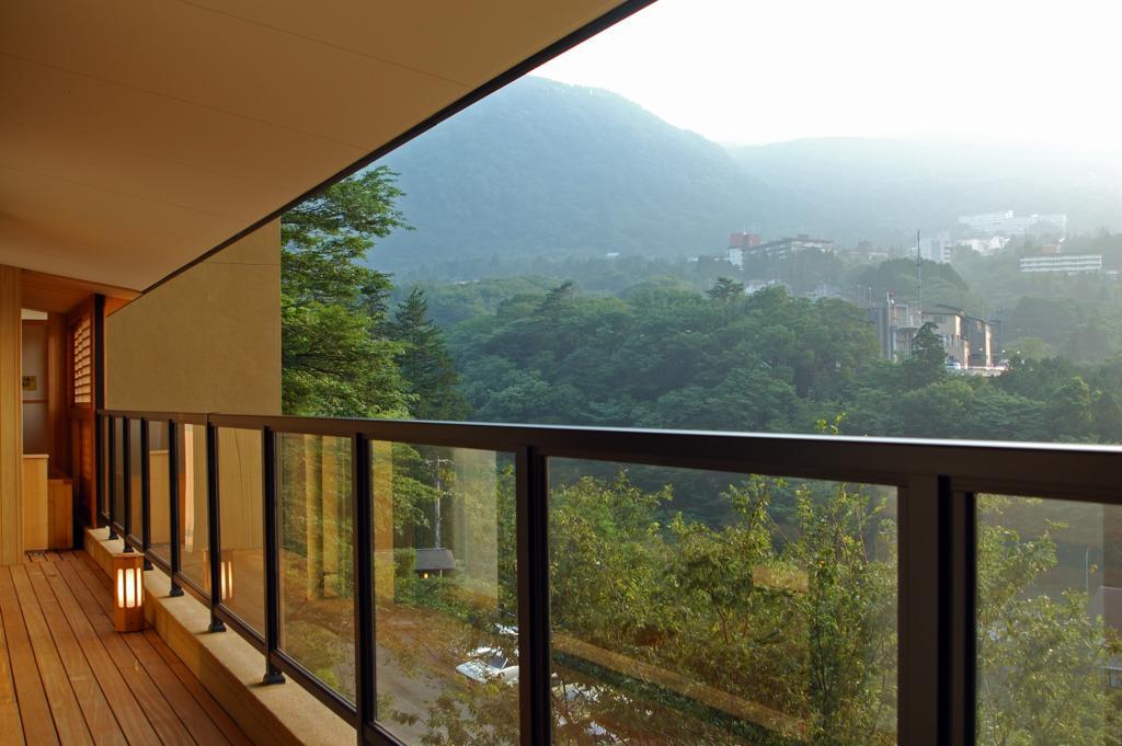 Hakone Tokinoshizuku Hotel Luaran gambar A glass balustrade