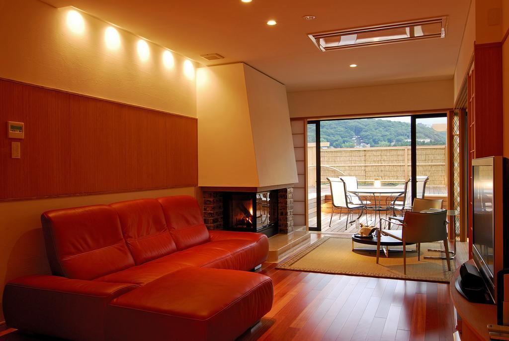 Hakone Tokinoshizuku Hotel Bilik gambar A living room with a fireplace